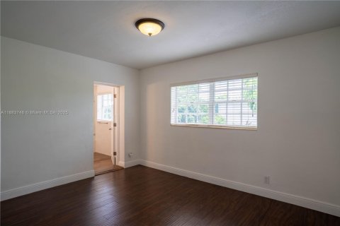 House in Miami, Florida 4 bedrooms, 158.21 sq.m. № 1930422 - photo 29