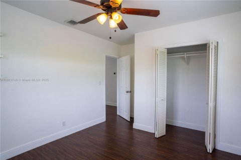 House in Miami, Florida 4 bedrooms, 158.21 sq.m. № 1930422 - photo 28