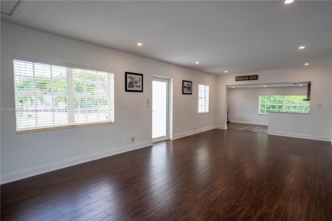 House in Miami, Florida 4 bedrooms, 158.21 sq.m. № 1930422 - photo 17