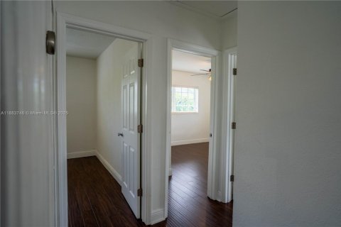 House in Miami, Florida 4 bedrooms, 158.21 sq.m. № 1930422 - photo 23