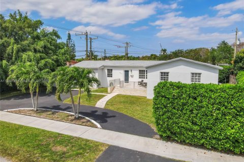 House in Miami, Florida 4 bedrooms, 158.21 sq.m. № 1930422 - photo 3