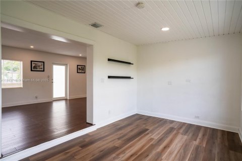 House in Miami, Florida 4 bedrooms, 158.21 sq.m. № 1930422 - photo 19