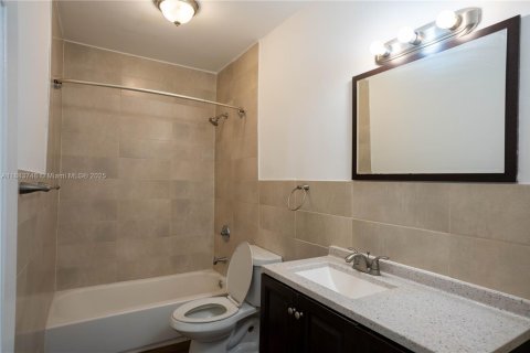 House in Miami, Florida 4 bedrooms, 158.21 sq.m. № 1930422 - photo 22