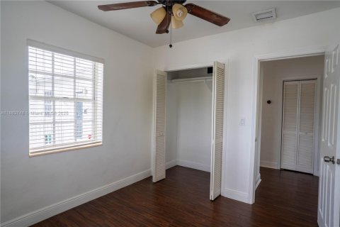 House in Miami, Florida 4 bedrooms, 158.21 sq.m. № 1930422 - photo 25