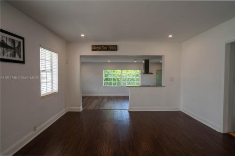 House in Miami, Florida 4 bedrooms, 158.21 sq.m. № 1930422 - photo 16