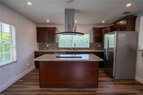 House in Miami, Florida 4 bedrooms, 158.21 sq.m. № 1930422 - photo 9