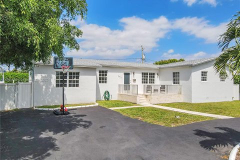 House in Miami, Florida 4 bedrooms, 158.21 sq.m. № 1930422 - photo 5