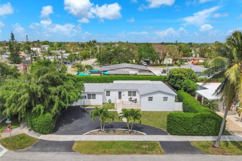 House in Miami, Florida 4 bedrooms, 158.21 sq.m. № 1930422 - photo 2