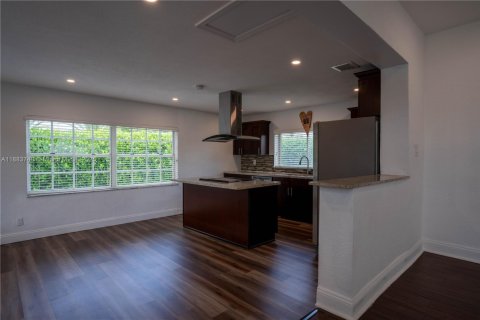 House in Miami, Florida 4 bedrooms, 158.21 sq.m. № 1930422 - photo 15