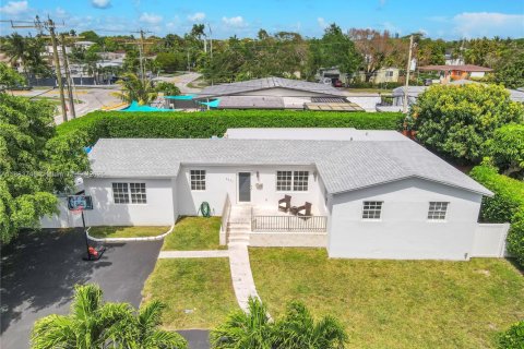 House in Miami, Florida 4 bedrooms, 158.21 sq.m. № 1930422 - photo 1