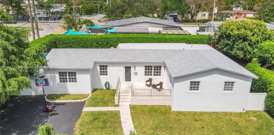 House in Miami, Florida 4 bedrooms, 158.21 sq.m. № 1930422