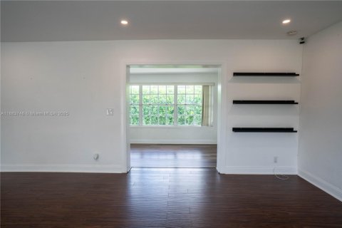 House in Miami, Florida 4 bedrooms, 158.21 sq.m. № 1930422 - photo 18