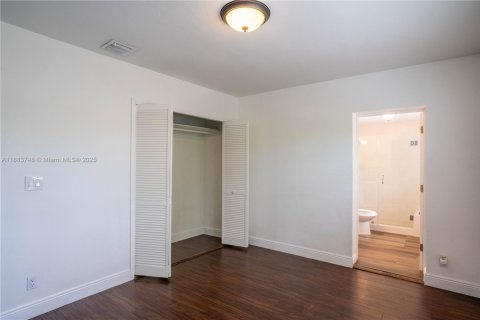 House in Miami, Florida 4 bedrooms, 158.21 sq.m. № 1930422 - photo 30