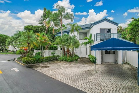 Casa en Miami, Florida 3 dormitorios, 200.76 m2 № 2431434