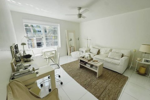 Condominio en Miami Beach, Florida, 2 dormitorios  № 1981118