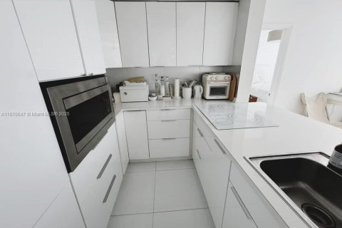 Condominio en venta en Miami Beach, Florida, 2 dormitorios, 73.39 m2 № 1981118 - foto 12
