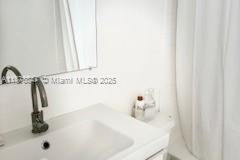 Condominio en venta en Miami Beach, Florida, 2 dormitorios, 73.39 m2 № 1981118 - foto 8