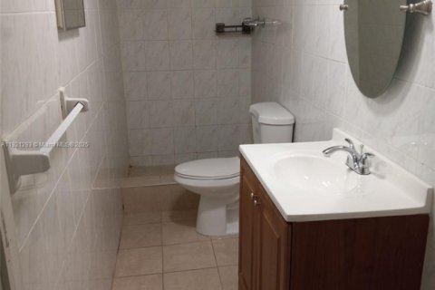 House in Miami, Florida 4 bedrooms, 139.73 sq.m. № 1975401 - photo 14