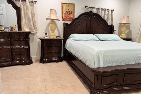 House in Miami, Florida 4 bedrooms, 139.73 sq.m. № 1975401 - photo 8