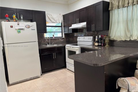 House in Miami, Florida 4 bedrooms, 139.73 sq.m. № 1975401 - photo 4