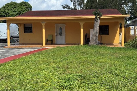 House in Miami, Florida 4 bedrooms, 139.73 sq.m. № 1975401 - photo 1