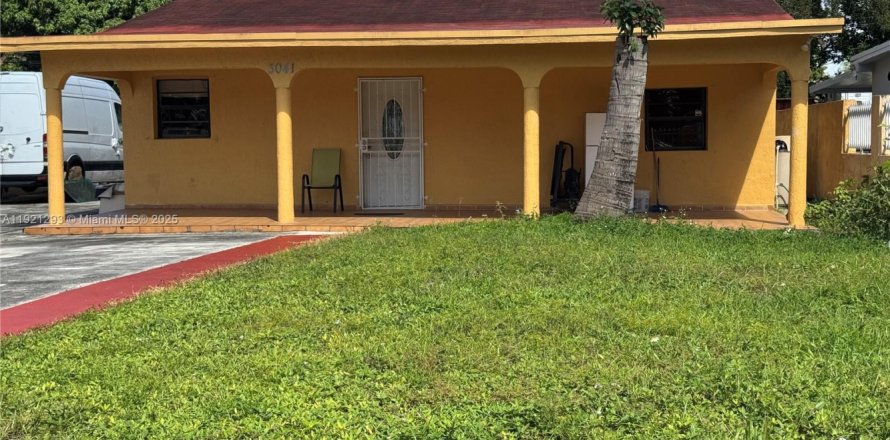 House in Miami, Florida 4 bedrooms, 139.73 sq.m. № 1975401