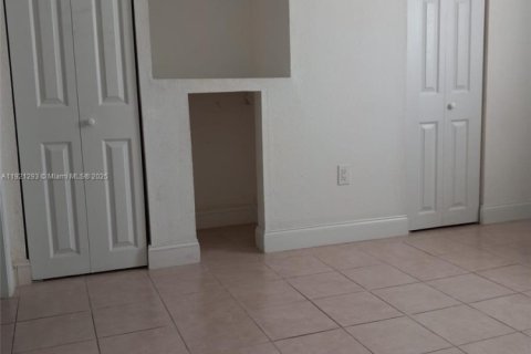 House in Miami, Florida 4 bedrooms, 139.73 sq.m. № 1975401 - photo 10