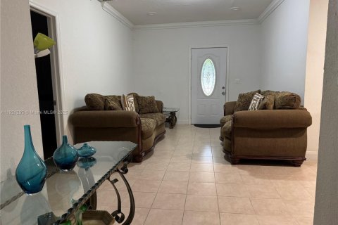 House in Miami, Florida 4 bedrooms, 139.73 sq.m. № 1975401 - photo 3