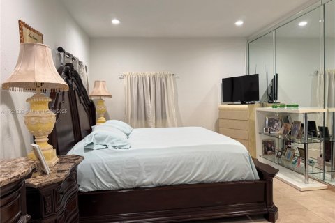 House in Miami, Florida 4 bedrooms, 139.73 sq.m. № 1975401 - photo 7