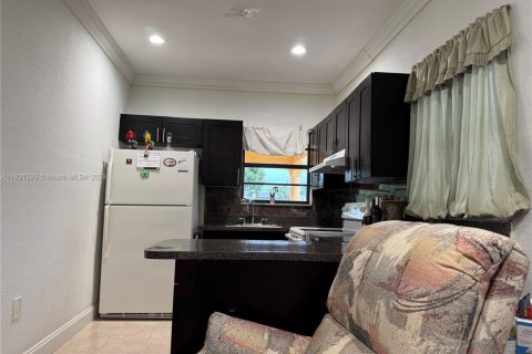 House in Miami, Florida 4 bedrooms, 139.73 sq.m. № 1975401 - photo 5