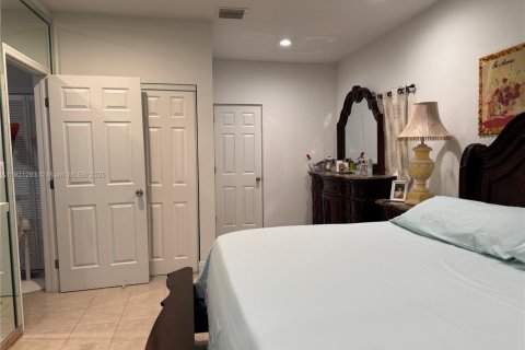 House in Miami, Florida 4 bedrooms, 139.73 sq.m. № 1975401 - photo 13