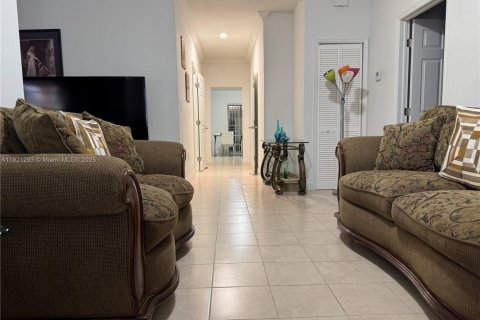 House in Miami, Florida 4 bedrooms, 139.73 sq.m. № 1975401 - photo 2