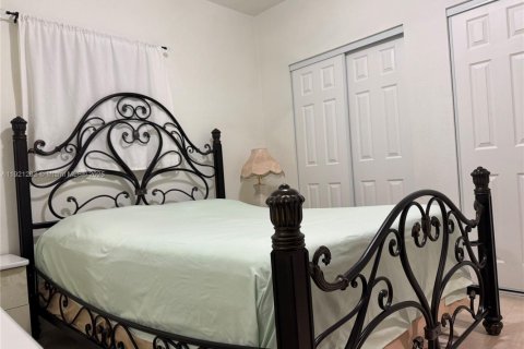 House in Miami, Florida 4 bedrooms, 139.73 sq.m. № 1975401 - photo 9