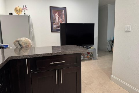 House in Miami, Florida 4 bedrooms, 139.73 sq.m. № 1975401 - photo 6