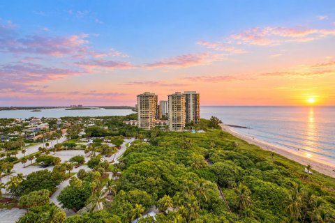 Кондоминиум с 6 комнатами в Ривьера-Бич, Флорида № 2401707