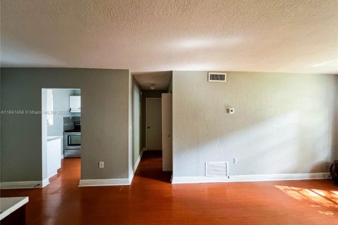 Condo in Palmetto Bay, Florida, 1 bedroom  № 1832481 - photo 16