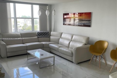 Condo in Hollywood, Florida, 2 bedrooms  № 1944136 - photo 6