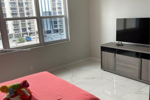 Condo in Hollywood, Florida, 2 bedrooms  № 1944136 - photo 8