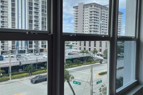 Condo in Hollywood, Florida, 2 bedrooms  № 1944136 - photo 9