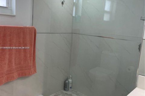 Condo in Hollywood, Florida, 2 bedrooms  № 1944136 - photo 12