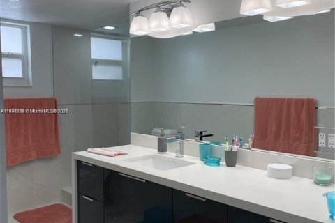 Condo in Hollywood, Florida, 2 bedrooms  № 1944136 - photo 11
