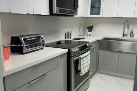 Condo in Hollywood, Florida, 2 bedrooms  № 1944136 - photo 2