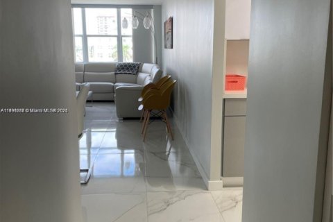 Condo in Hollywood, Florida, 2 bedrooms  № 1944136 - photo 4