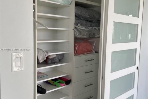 Condo in Hollywood, Florida, 2 bedrooms  № 1944136 - photo 14