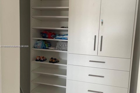 Condo in Hollywood, Florida, 2 bedrooms  № 1944136 - photo 10