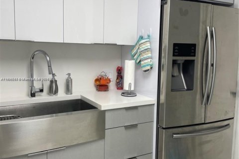 Condo in Hollywood, Florida, 2 bedrooms  № 1944136 - photo 1