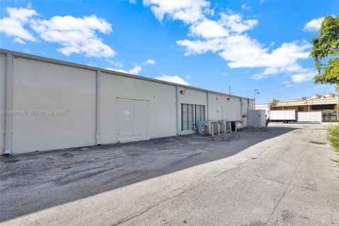 Купить коммерческую недвижимость в Майами, Флорида № 2024085 - фото 12