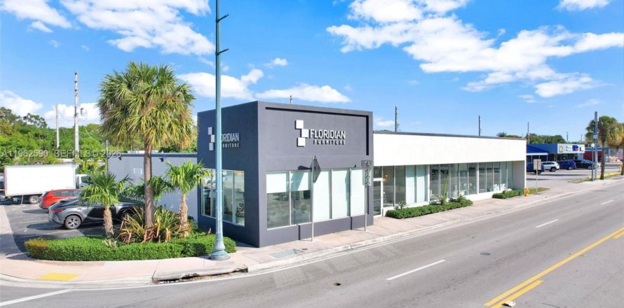 Коммерческая недвижимость в Майами, Флорида № 2024085