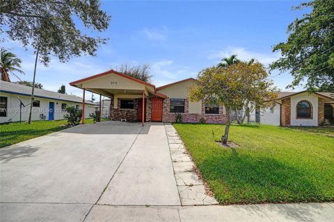 House in Dania Beach, Florida 3 bedrooms, 130.25 sq.m. № 2041372