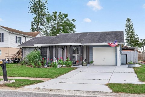 House in New Port Richey, Florida 2 bedrooms, 74.88 sq.m. № 2157892 - photo 2